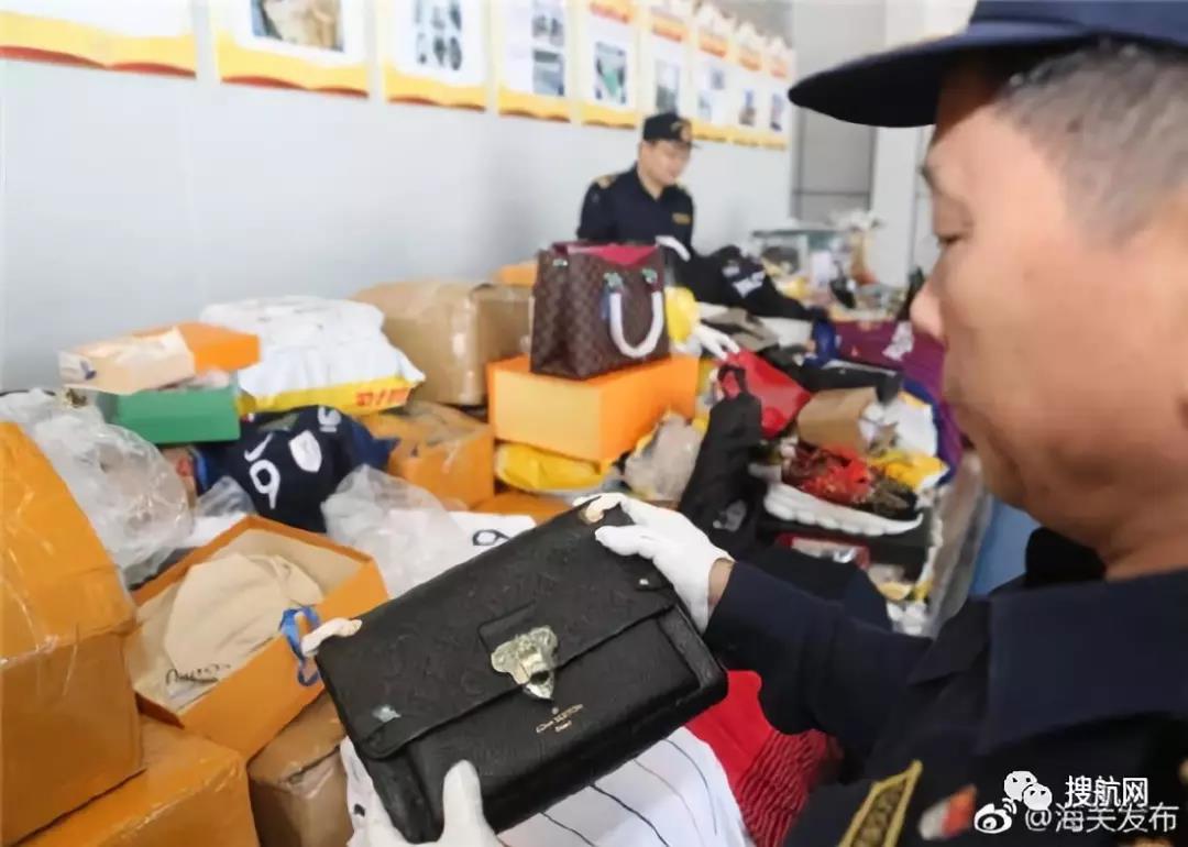 海關在跨境電商出口渠道查獲假冒勞力士等貨物千余件(圖1)