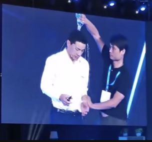 李彥宏演講被潑水！愣住數(shù)秒，百度AI開發(fā)者大會被攪局(圖2)