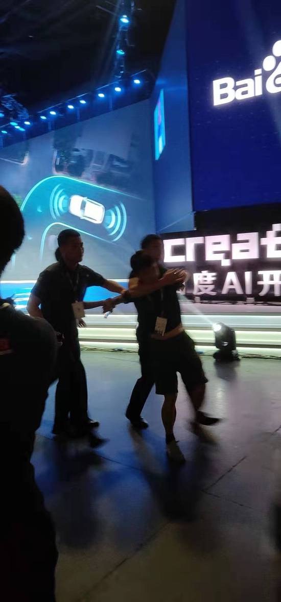 李彥宏演講被潑水！愣住數(shù)秒，百度AI開發(fā)者大會被攪局(圖3)