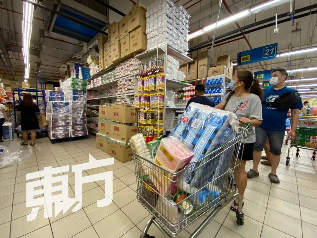 馬來(lái)西亞18日起實(shí)施封國(guó)行動(dòng)管制，吉隆坡多家商場(chǎng)也出現(xiàn)搶購(gòu)潮 (圖3)