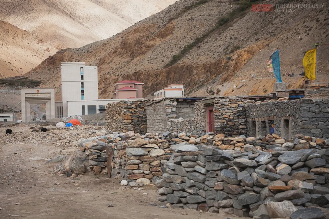 尼泊爾關閉中尼邊界的陸路口岸 不少華商損失嚴重(圖1)